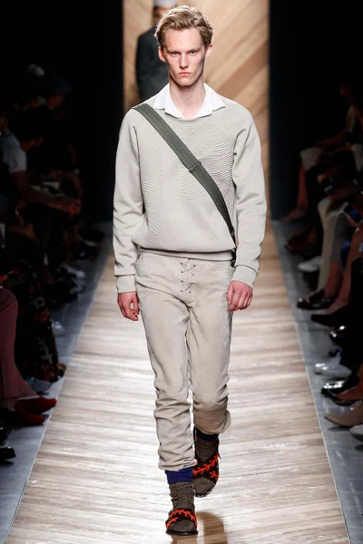 Look 16